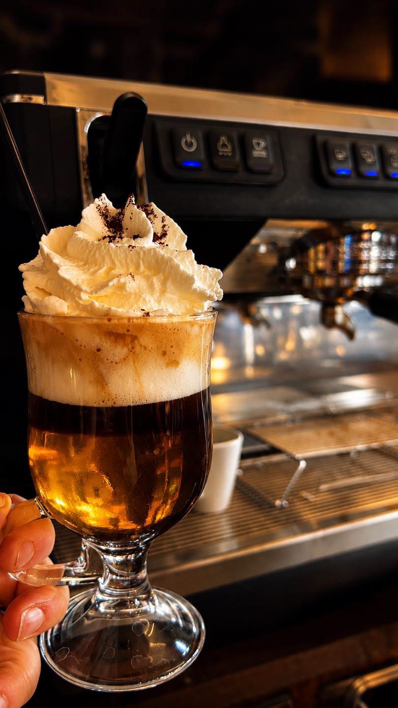 Boisson gourmande coiffée de crème au comptoir