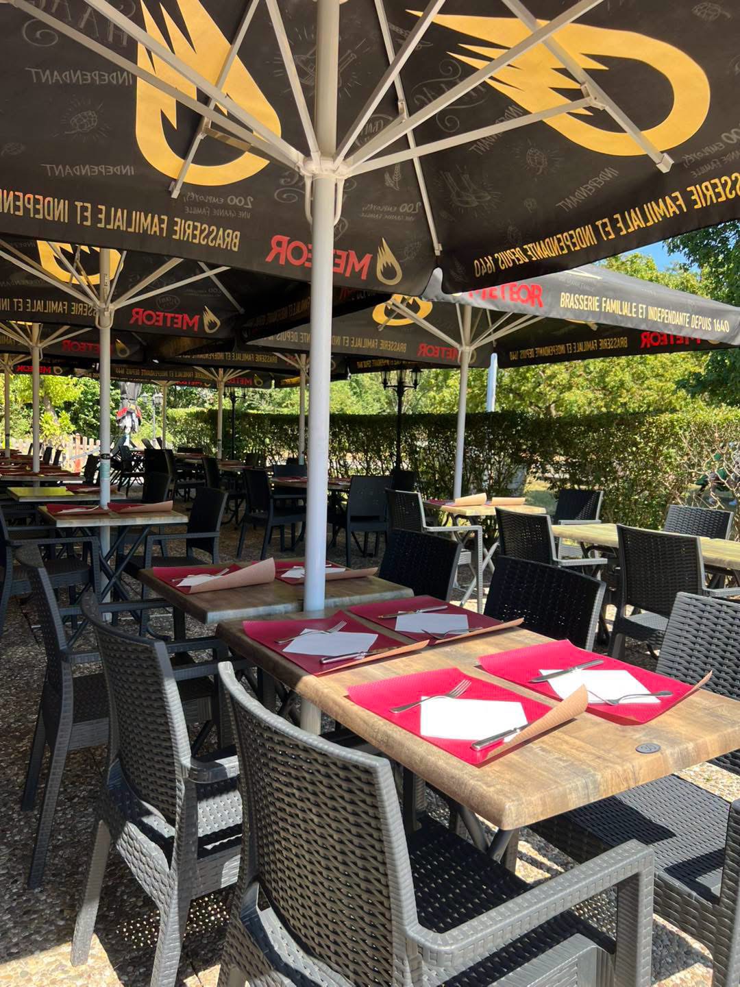 Tables sous les parasols de la terrasse